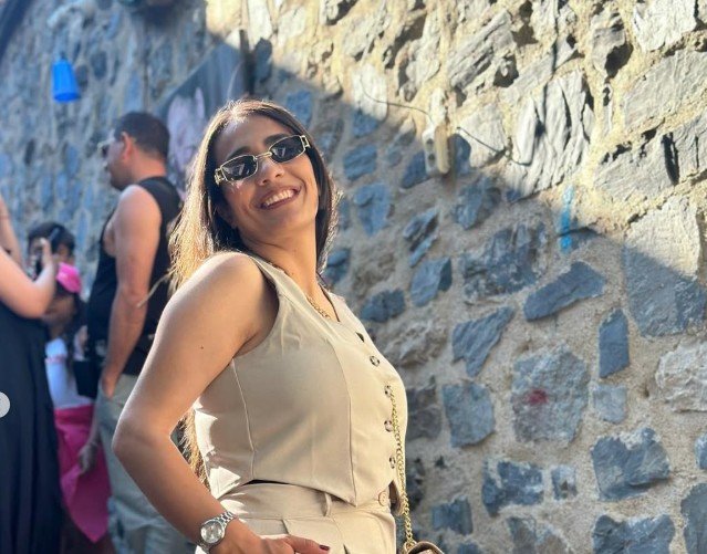 Gamze Koçak sahne performansı sırasında canlı müzik söylerken